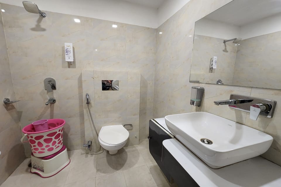 Superior Double or Twin Room | Bathroom | Free toiletries, bathrobes, slippers, towels