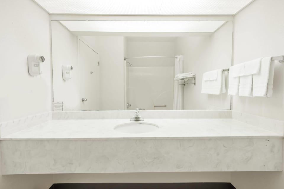 Combined shower/tub, free toiletries, hair dryer, towels