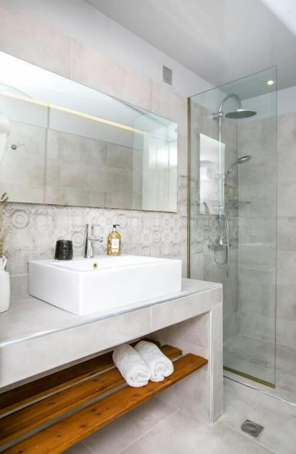 Superior Double or Twin Room | Bathroom | Rainfall showerhead, hair dryer, towels