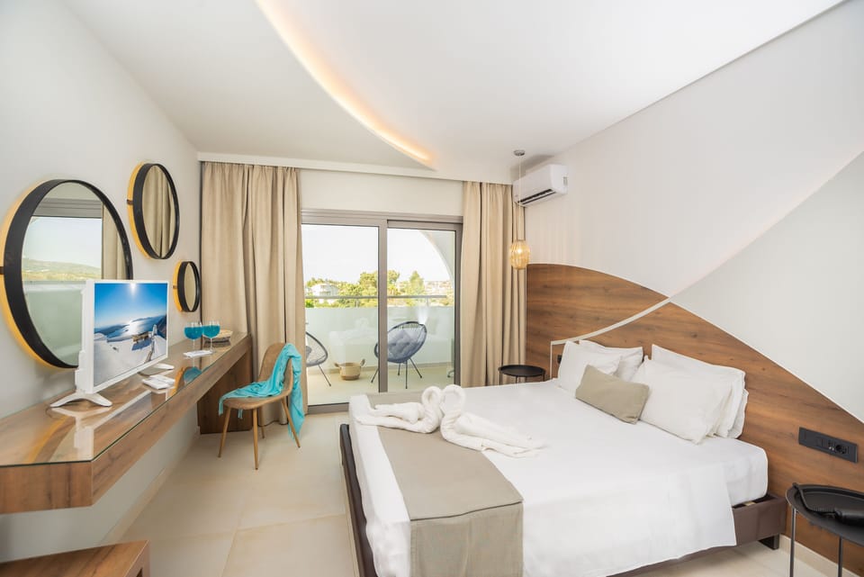 Superior Double or Twin Room | Desk, bed sheets