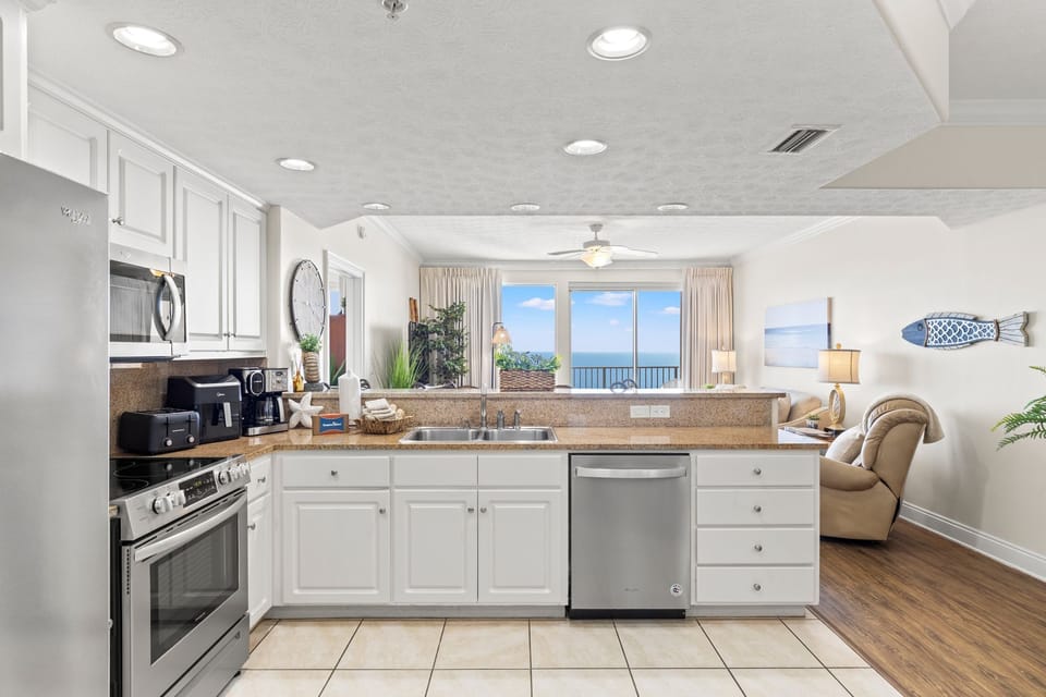 Condo, Multiple Beds, Pool Access | Private kitchen | Fridge, microwave, oven, stovetop