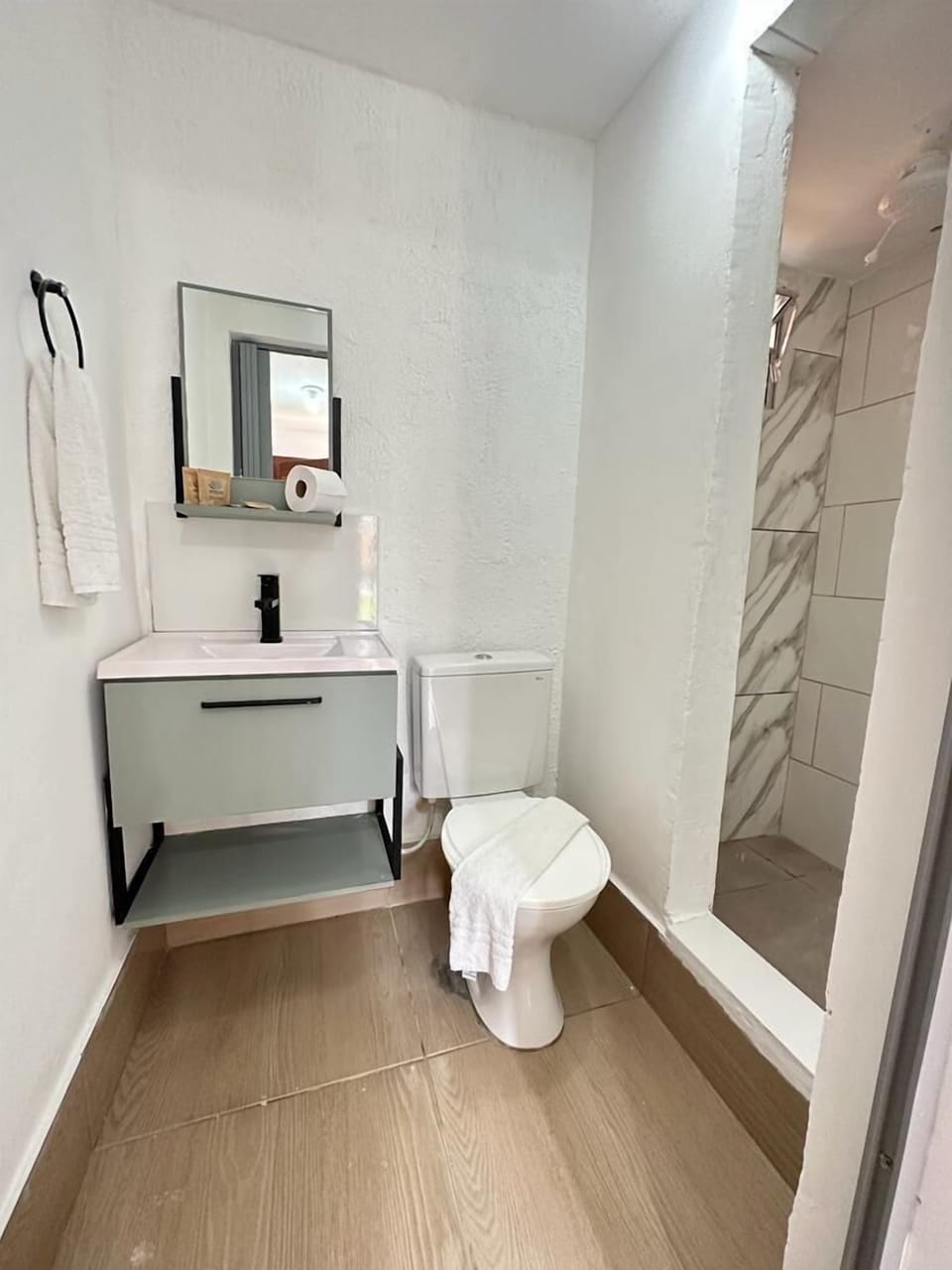 Standard Triple Room | Bathroom | Free toiletries, children's robes, towels, soap