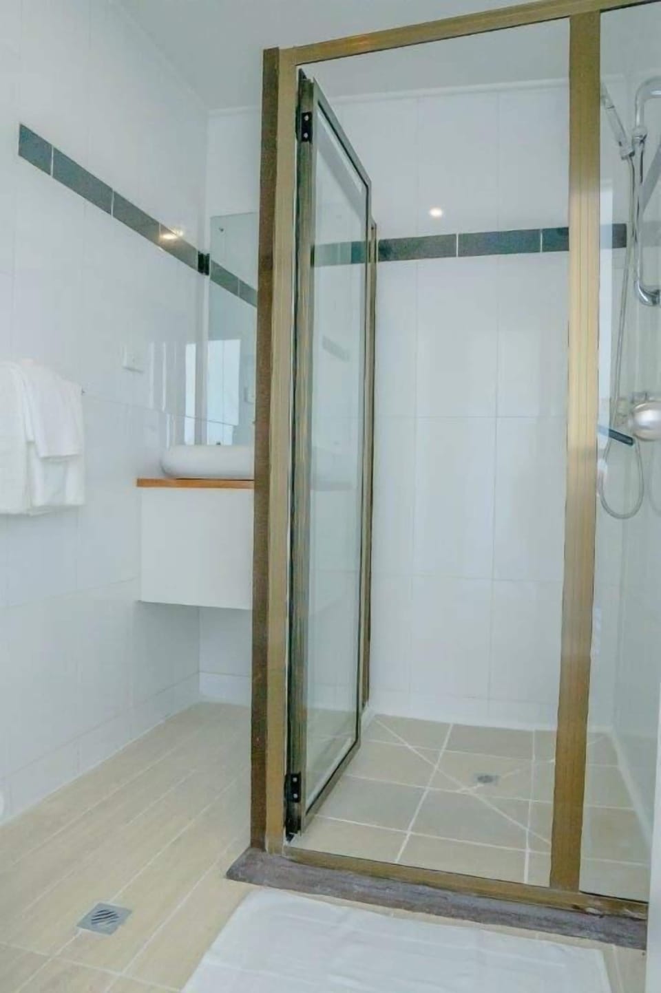 Shower, rainfall showerhead, free toiletries, hair dryer