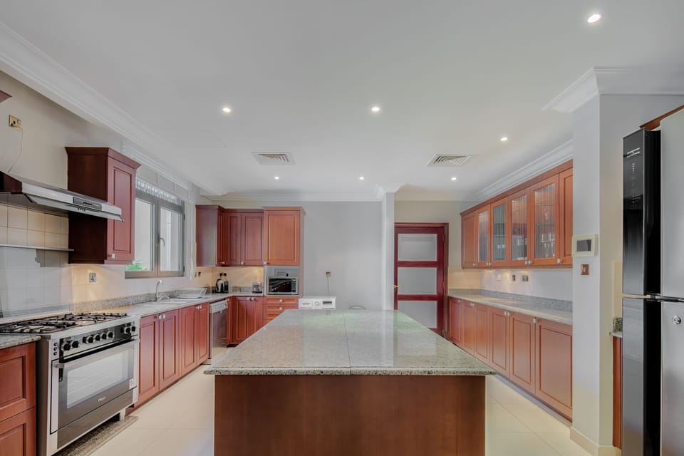 Coffee/tea maker, electric kettle, dining tables