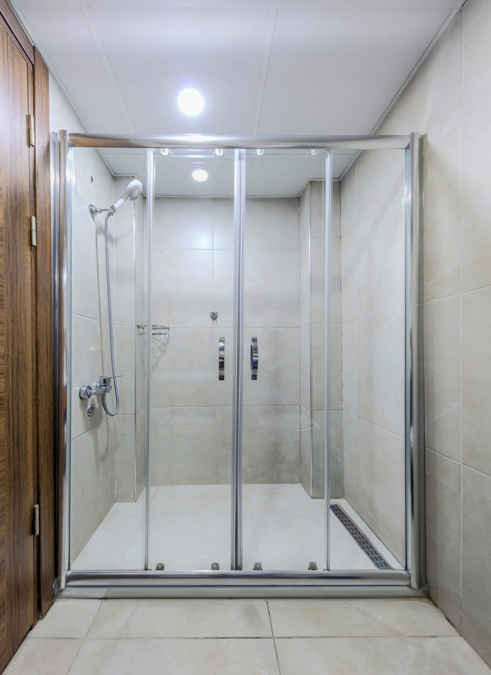Standard Double or Twin Room | Bathroom | Shower, rainfall showerhead, free toiletries, hair dryer