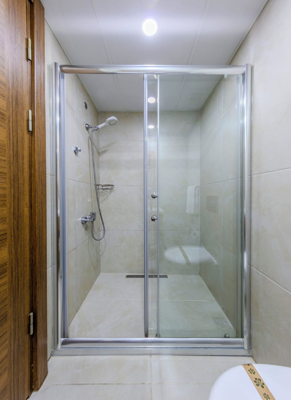 Standard Triple Room | Bathroom | Shower, rainfall showerhead, free toiletries, hair dryer