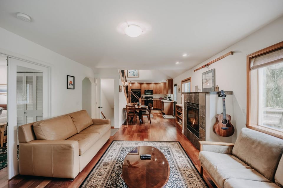 Cabin, 3 Bedrooms, Smoking, Balcony | Living room | Books