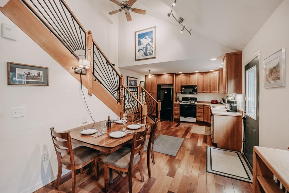 Cabin, 3 Bedrooms, Smoking, Balcony | Dining room