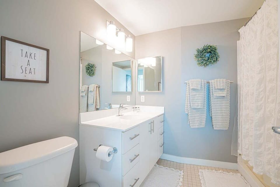 Downtown 2br Apartment Near Convention Center 2 Bedroom Apts by RedAwning Apartment in Baltimore