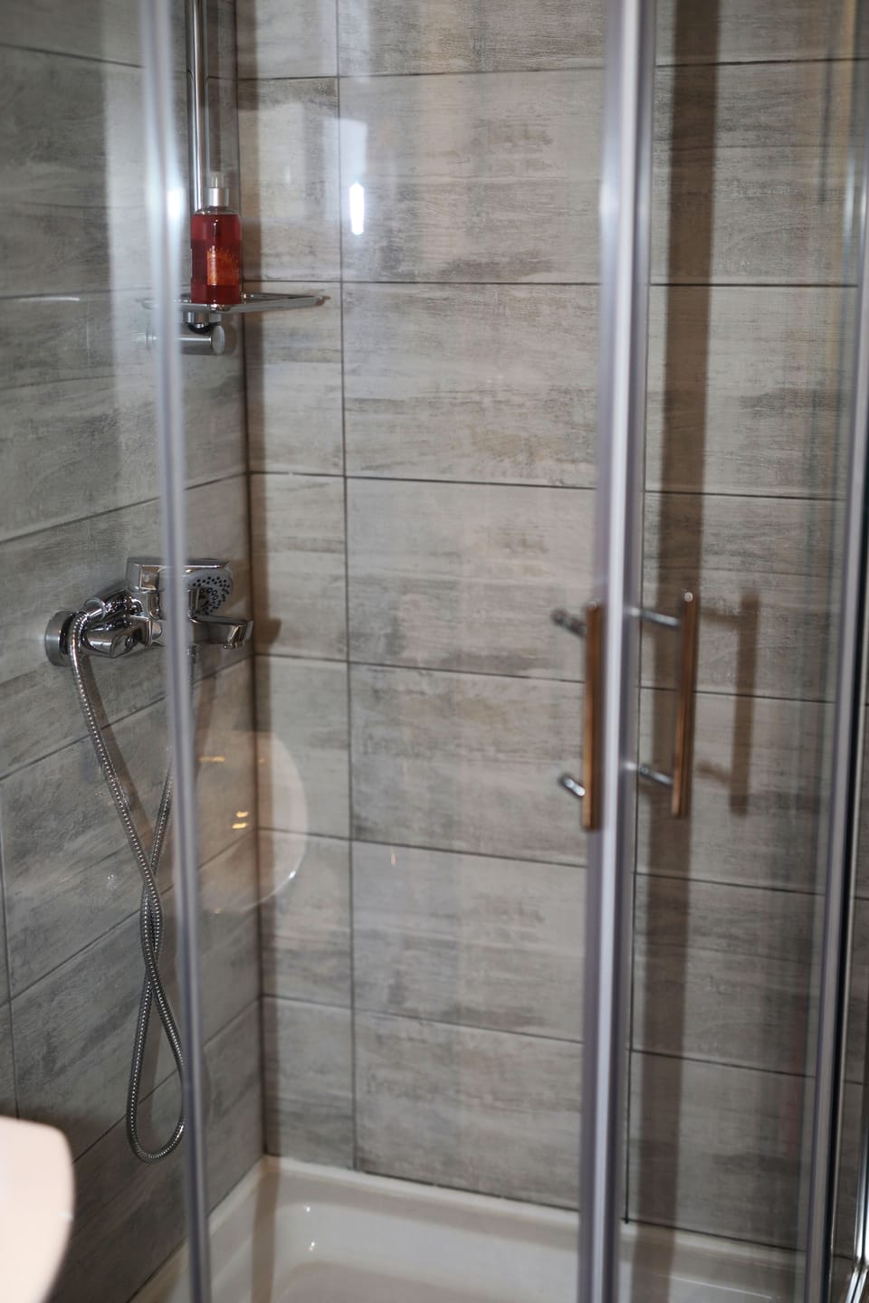 Apartment (One Bedroom Apartment) | Bathroom | Shower, towels