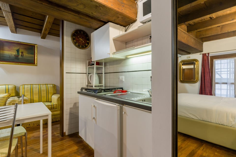 City Apartment | Private kitchen | Fridge, microwave, stovetop, cookware/dishes/utensils