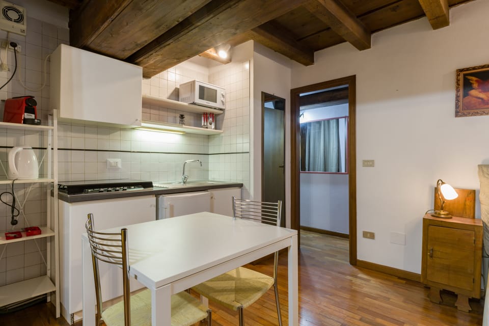 City Apartment | Private kitchen | Fridge, microwave, stovetop, cookware/dishes/utensils