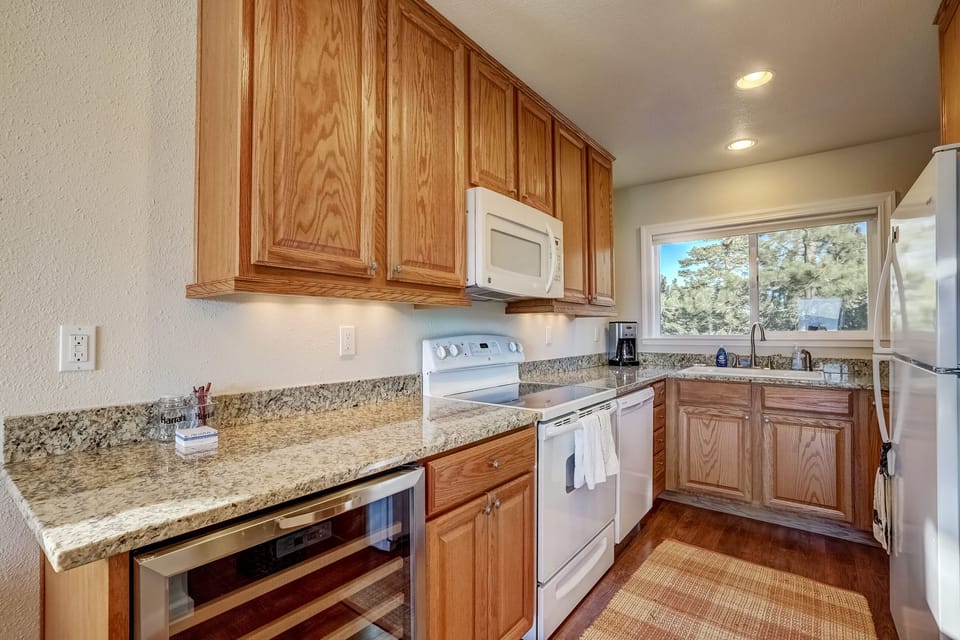 Townhome, Multiple Beds, Balcony, Mountain View (Scenic Escape) | Private kitchen | Fridge, microwave, oven, stovetop