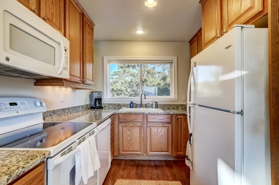 Townhome, Multiple Beds, Balcony, Mountain View (Scenic Escape) | Private kitchen | Fridge, microwave, oven, stovetop