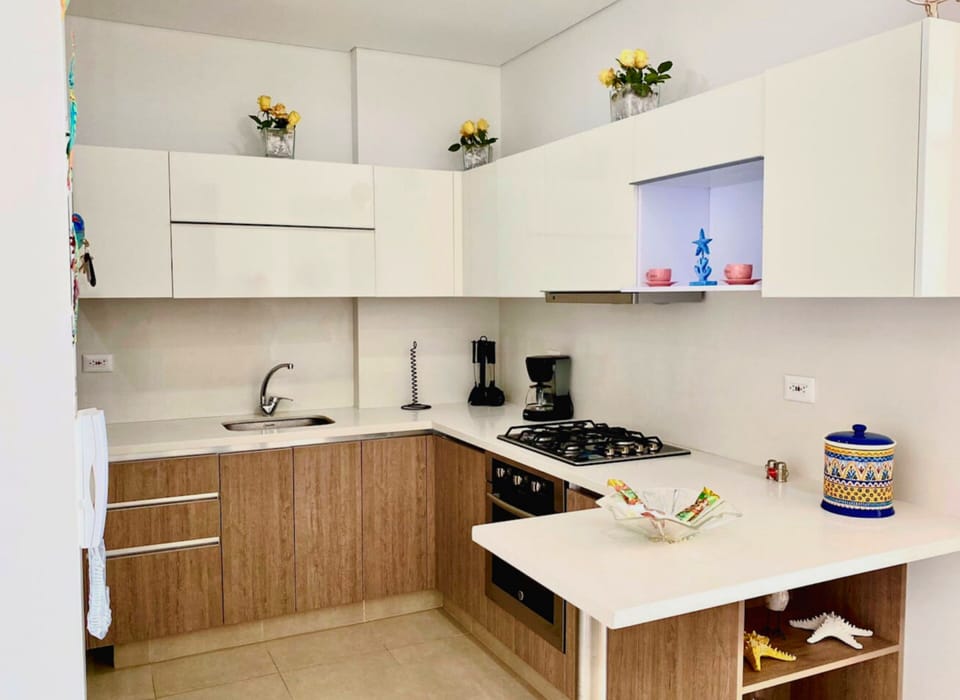 Basic Apartment | Private kitchen | Full-size fridge, cookware/dishes/utensils