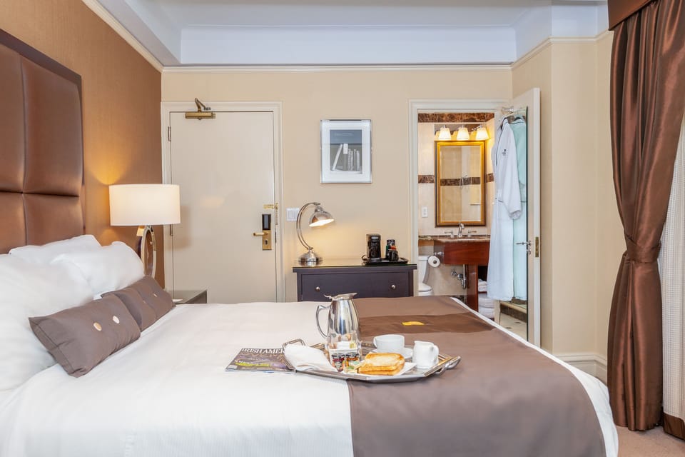 Deluxe Room, 1 Queen Bed | Premium bedding, pillowtop beds, in-room safe, desk