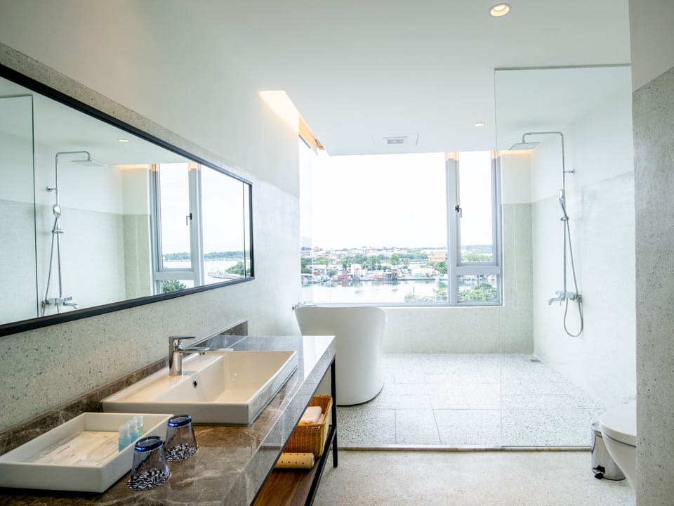 Deluxe Suite, 2 Bedrooms | Bathroom | Hair dryer, bidet, towels, shampoo
