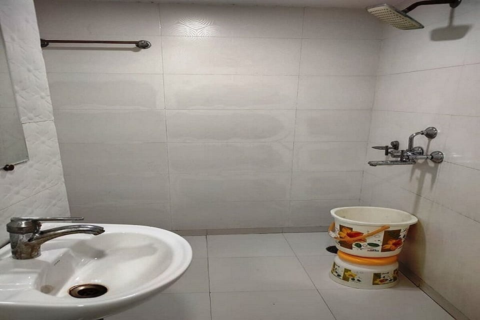 Executive Double Room, 1 Bedroom, City View | Bathroom | Free toiletries, bathrobes, towels, soap