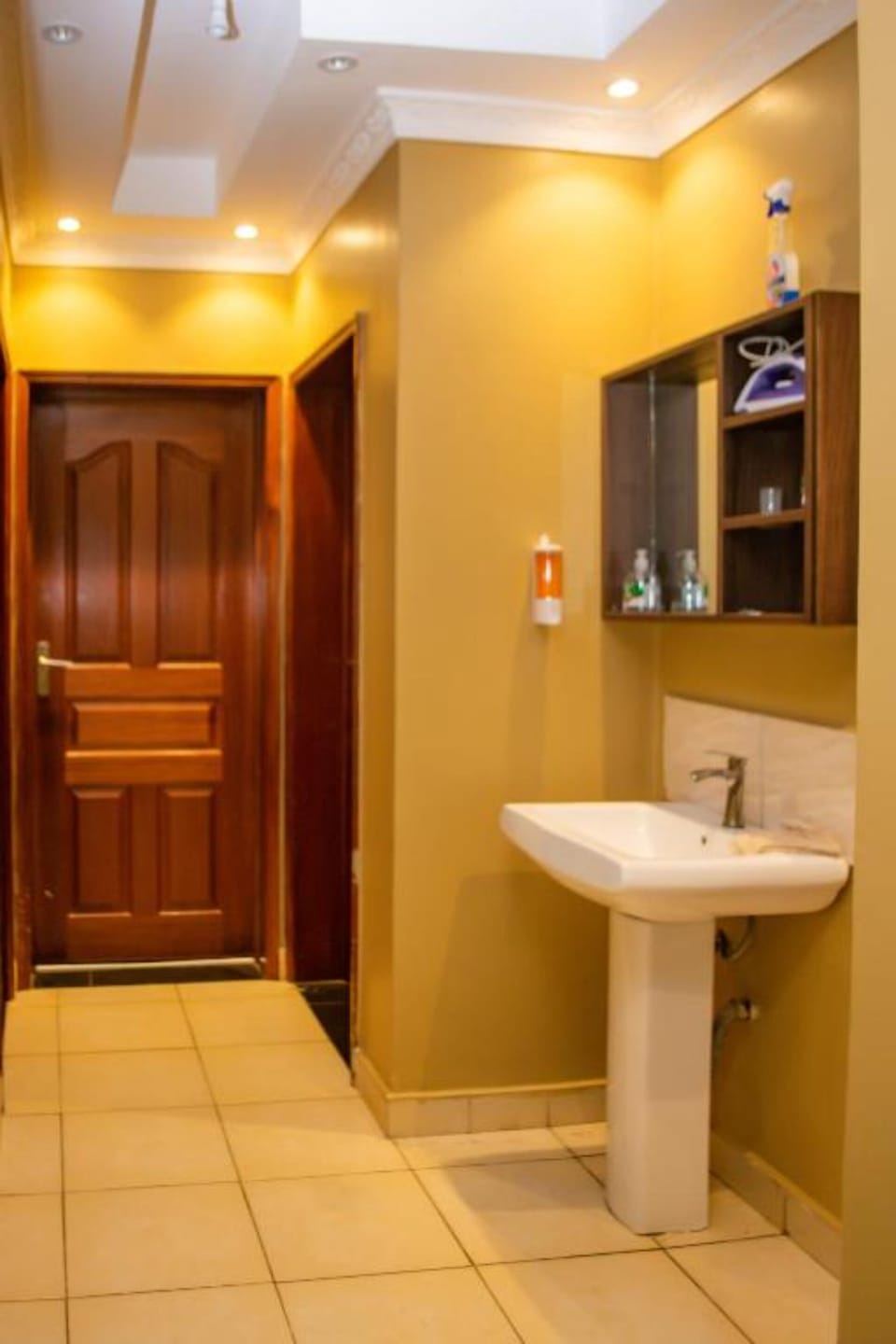 Standard Apartment | Bathroom | Shower, rainfall showerhead, free toiletries, towels