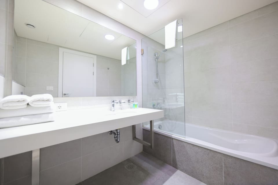 Deluxe Double or Twin Room | Bathroom | Rainfall showerhead, free toiletries, hair dryer, towels
