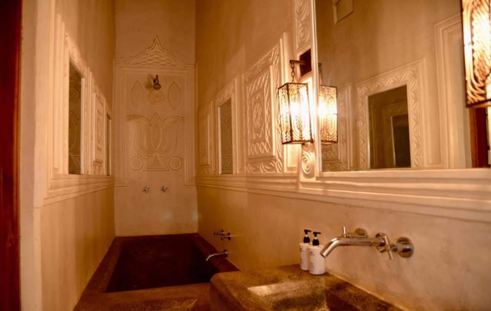 Combined shower/tub, towels