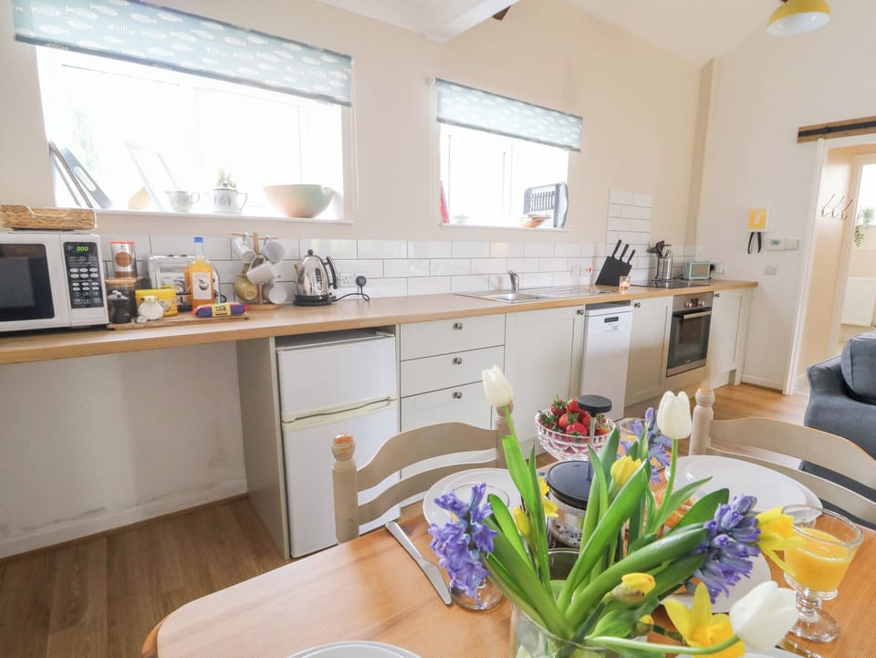 Cottage | Private kitchen | Fridge, microwave, dishwasher, electric kettle