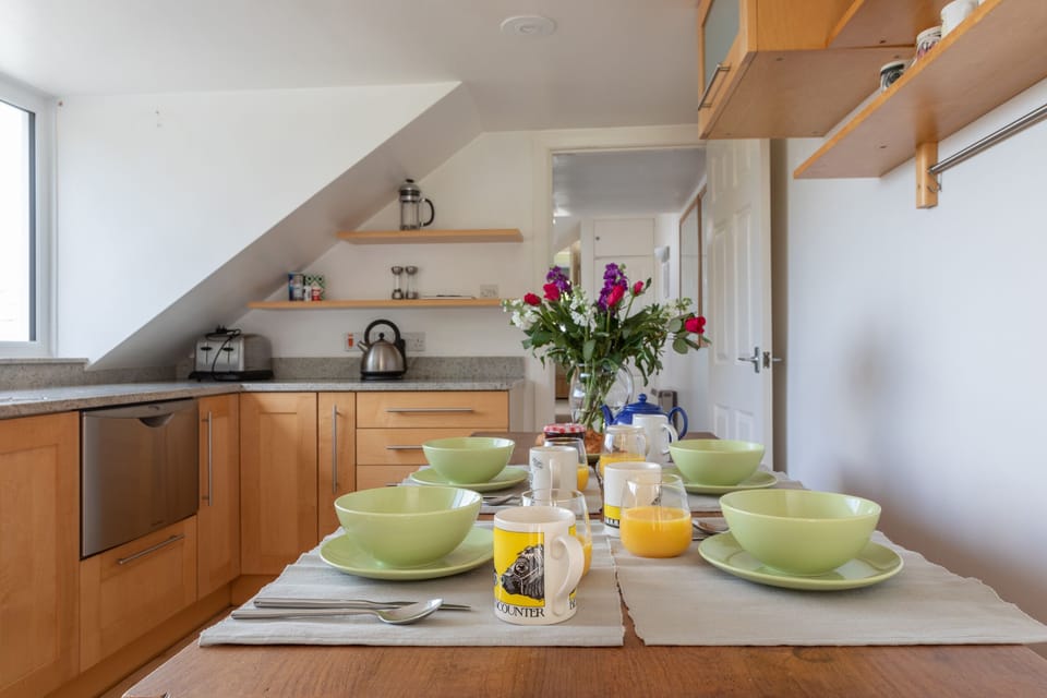 Cottage | Private kitchen | Fridge, microwave, dishwasher, cookware/dishes/utensils