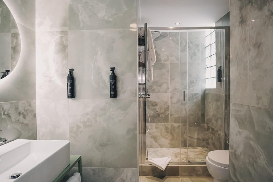 Shower, towels
