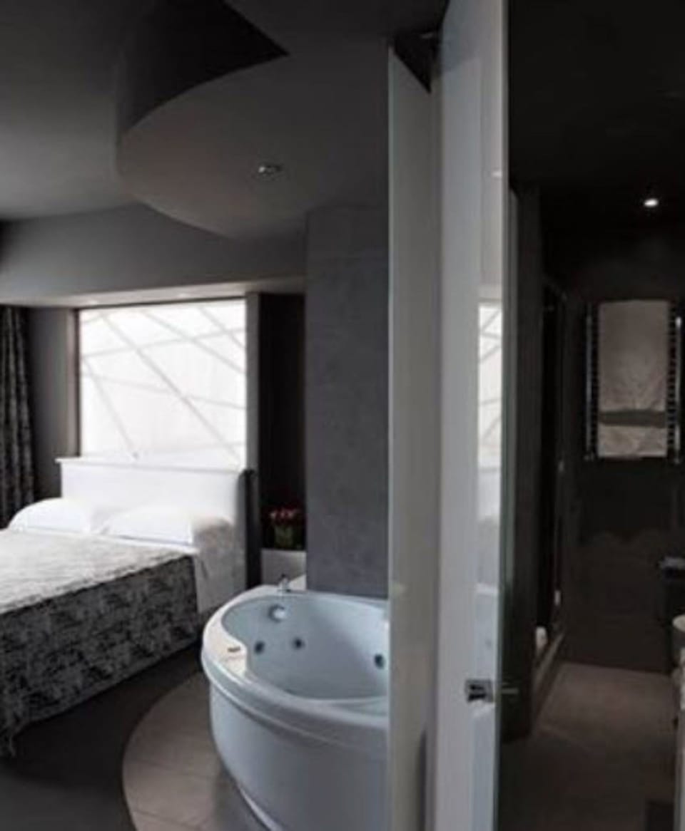 Junior Suite | Hypo-allergenic bedding, minibar, in-room safe, soundproofing