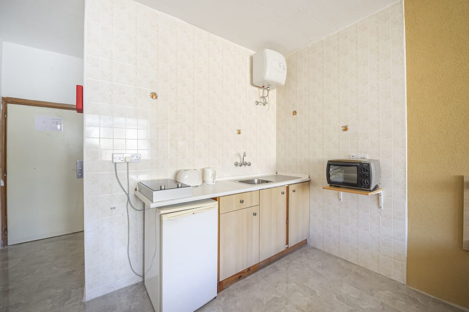 Triple Room | Private kitchen | Fridge, oven, stovetop, electric kettle