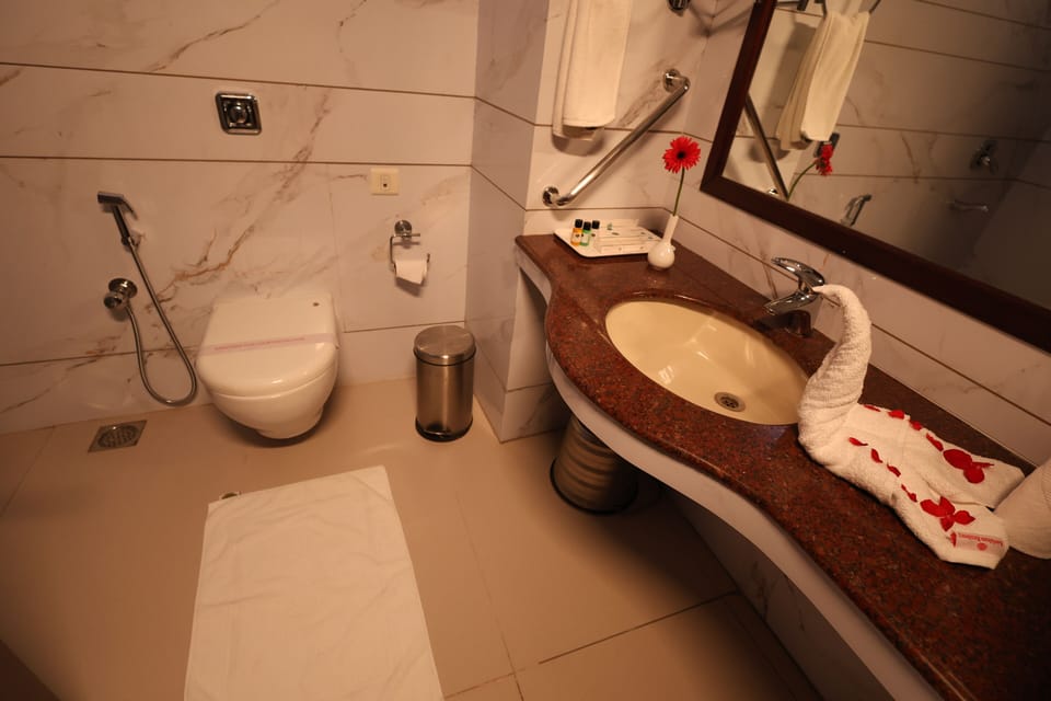 Deluxe Double Room, 1 Bedroom | Bathroom | Hair dryer, towels, soap, shampoo