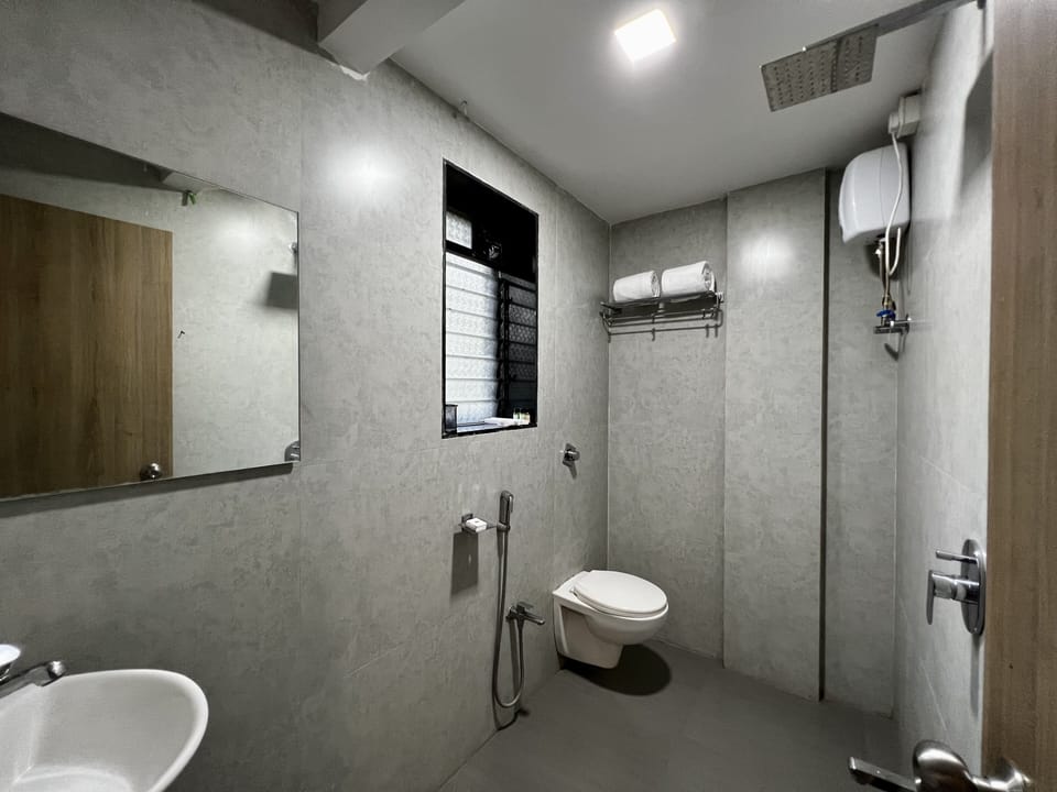 Superior Room | Bathroom | Shower, free toiletries, hair dryer, slippers