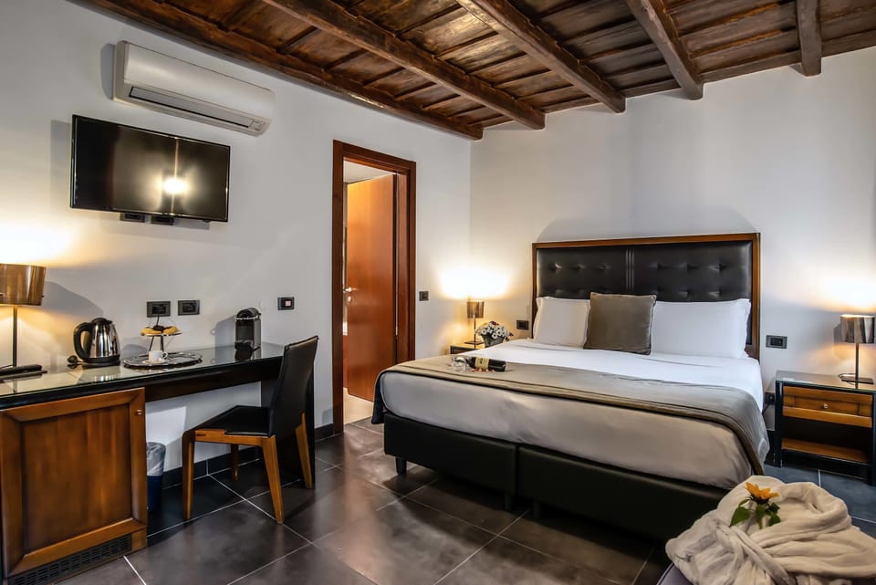 Standard Double Room | Hypo-allergenic bedding, minibar, in-room safe, blackout drapes