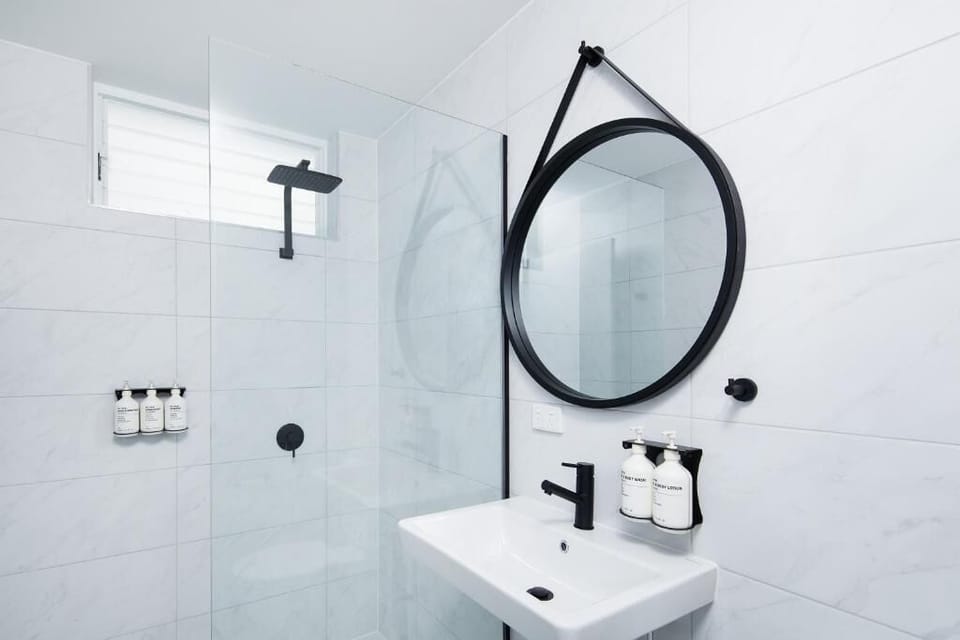 Sandy Toes Queen Room with Sea View | Bathroom | Designer toiletries, hair dryer, towels, soap