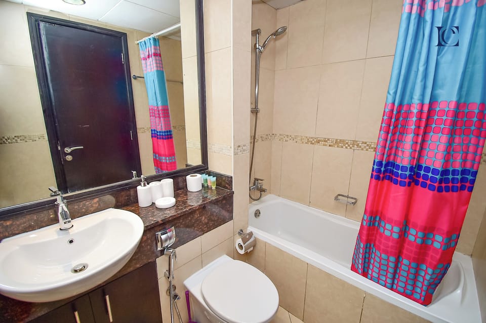 Studio | Bathroom | Shower, soap, shampoo, toilet paper