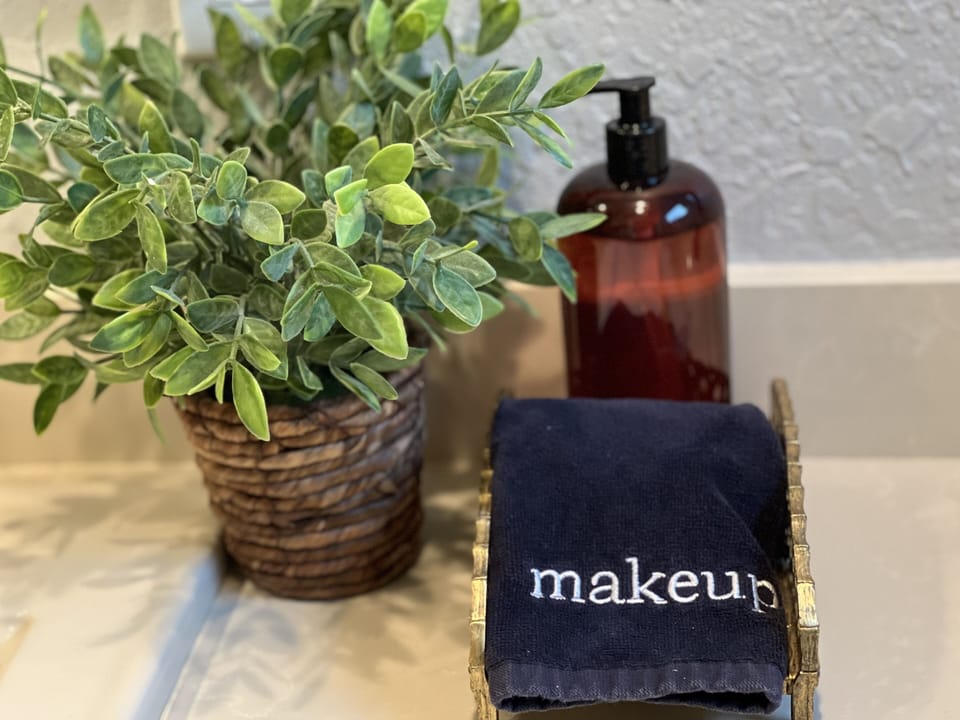 House | Bathroom amenities | Combined shower/tub, deep soaking tub, hair dryer, towels
