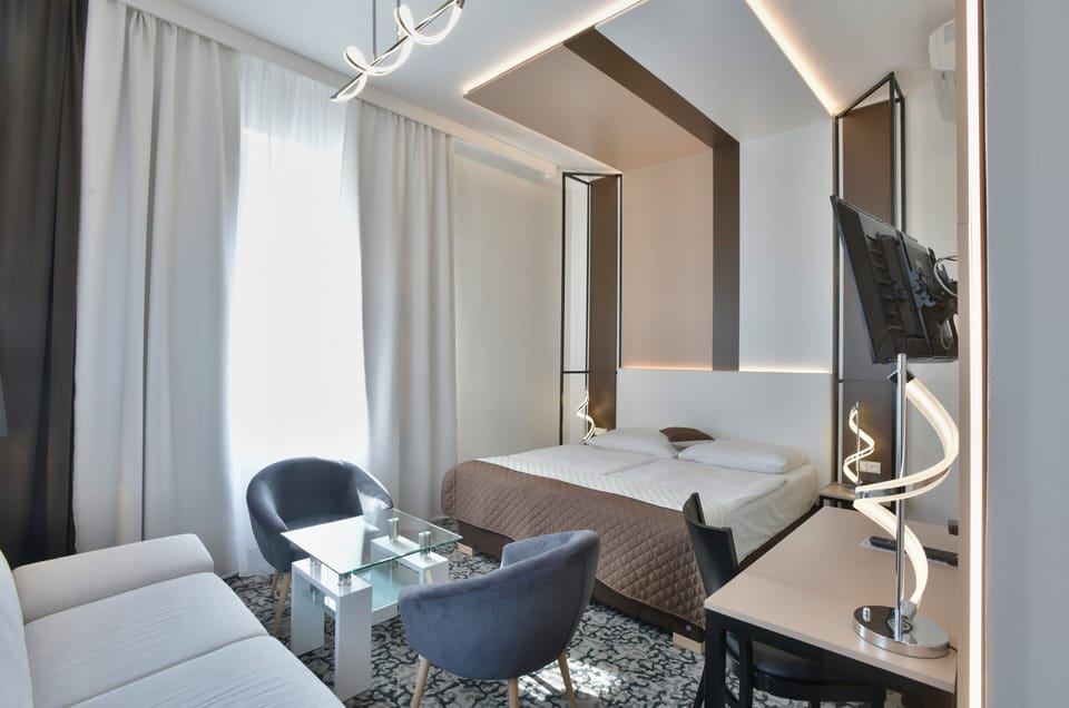 Superior Double Room | Minibar, in-room safe, desk, blackout drapes