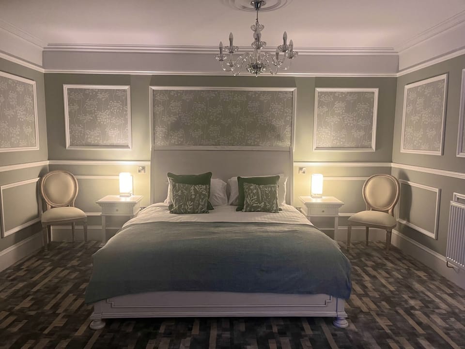 King Size Suite | Desk, iron/ironing board, free WiFi, bed sheets