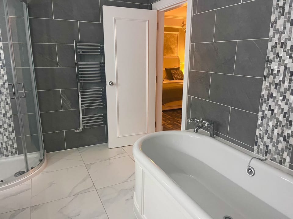 King Size Suite | Bathroom | Hair dryer