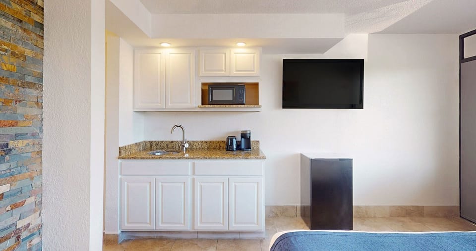 Deluxe Queen | Minibar, in-room safe, individually decorated, individually furnished