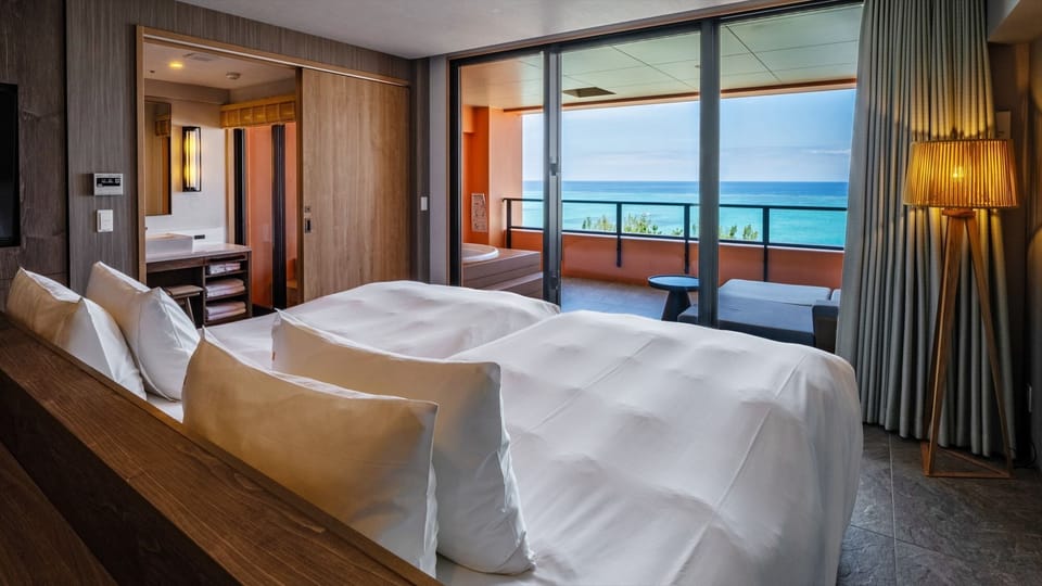 Corner Ocean Suite Non-Smoking | Premium bedding, down comforters, in-room safe, blackout drapes
