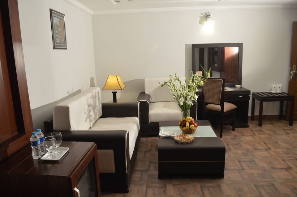 Standard Twin Room | Minibar, in-room safe, desk, free WiFi