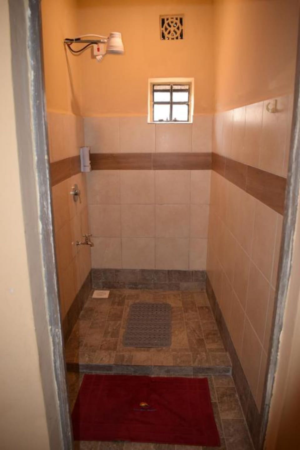 Standard Room | Bathroom | Combined shower/tub, towels