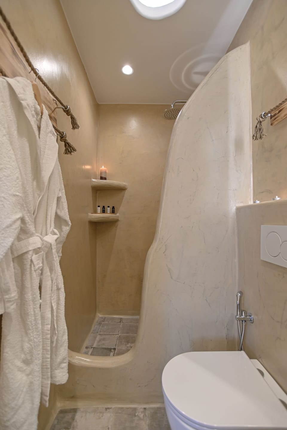 Deluxe Apartment | Bathroom | Shower, rainfall showerhead, designer toiletries, hair dryer