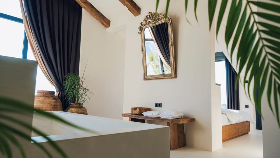 Suite with Bathtub and Terrace | Select Comfort beds, minibar, in-room safe, blackout drapes