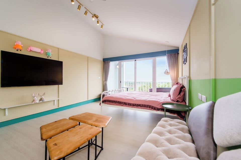 Double Room with Sea View and Balcony | Individually furnished, bed sheets