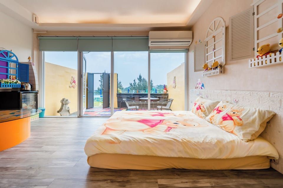 Family room with sea view | Individually furnished, bed sheets