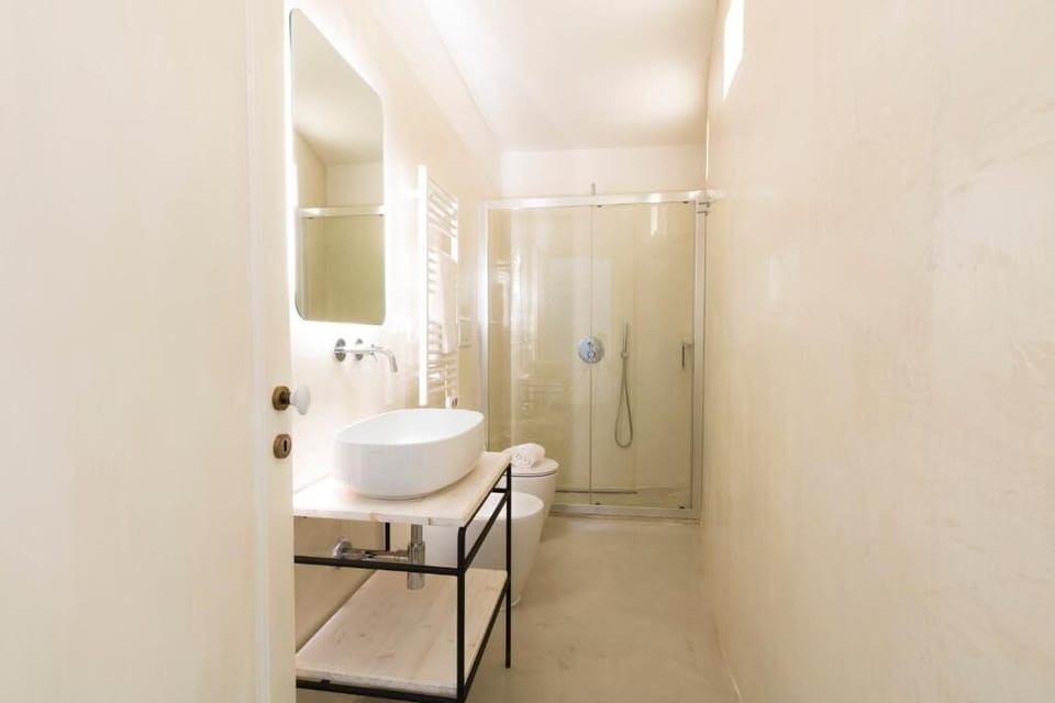 Shower, bidet, towels