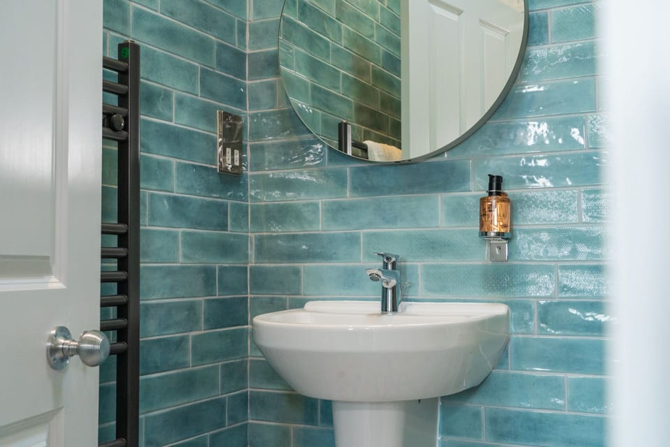 Shower, eco-friendly toiletries, slippers, towels