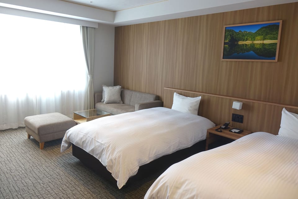 modern twin room, Non-Smoking | In-room safe, desk, bed sheets
